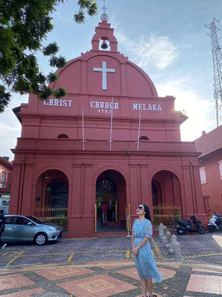 Nhà thờ Christ có màu đỏ gạch ấn tượng với một cây thánh giá trắng nằm ở trên cùng - Thành cổ Malacca