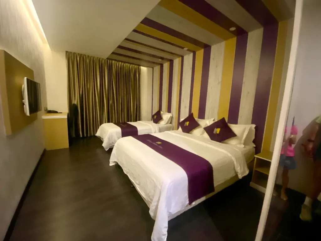 Căn phòng Family Triple thiết kế nhỏ gọn và sạch sẽ trong không gian ấm cúng của Mercury Boutique Hotel