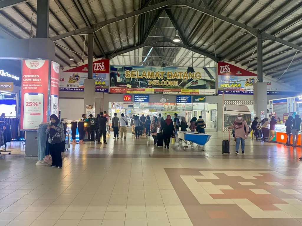 Cửa chính của Ga Melaka Sentral, nếu bạn mua vé chiều về thì đi thẳng vào trong và quầy vé nằm phía tay trái