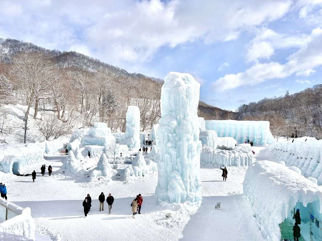 Lễ hội băng hồ Shikotsu ở Hokkaido là một trong những lễ hội mùa đông được mong chờ nhất