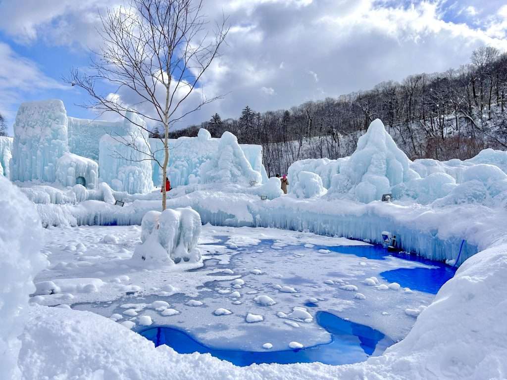 Một hồ băng lớn được bao phủ bởi những ngọn núi băng tựa như một Hồ shikotsu thu nhỏ được nhào nặn từ bàn tay của các nghệ nhân băng