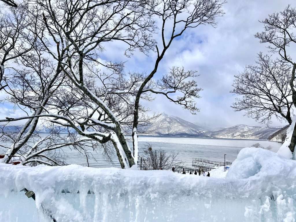 Lễ hội băng hồ Shikotsu được tổ chức ở Shikotsu Kohan, xung quanh được bao phủ bằng những dãy núi tuyết hùng vĩ đầy thơ mộng