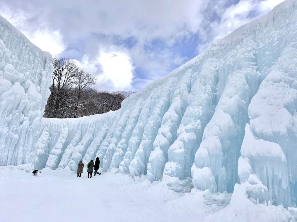 Những bức tường băng khổng lồ được bồi đắp từ dòng nước chất lượng số 1 từ hồ Shikotsu và bàn tay chế tác của các nghệ nhân ở Lake Shikotsu Ice festival sẽ không khiến bạn thất vọng