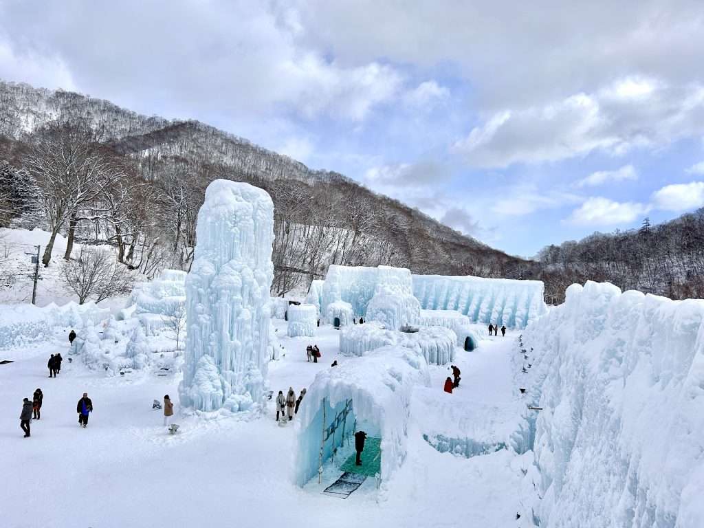 Những trụ băng khổng lồ và những hầm băng cùng những lâu đài băng mang đến cho bạn những trải nghiệm đặc sắc vào mùa đông chỉ có ở xứ lạnh