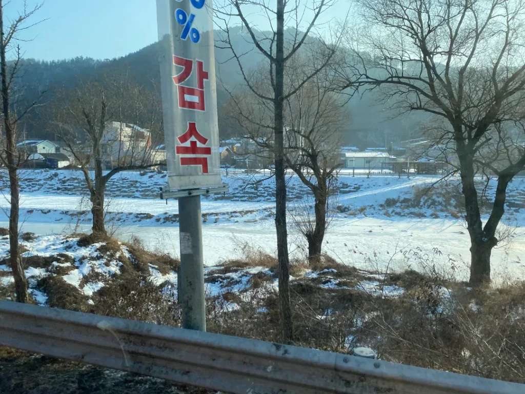 Tuyết phủ trắng xóa con đường đi đến Nijimori