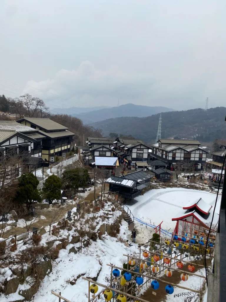 Toàn cảnh Nijimori Studio từ trên cao, không gian tuyết phủ trắng xóa khu làng cổ