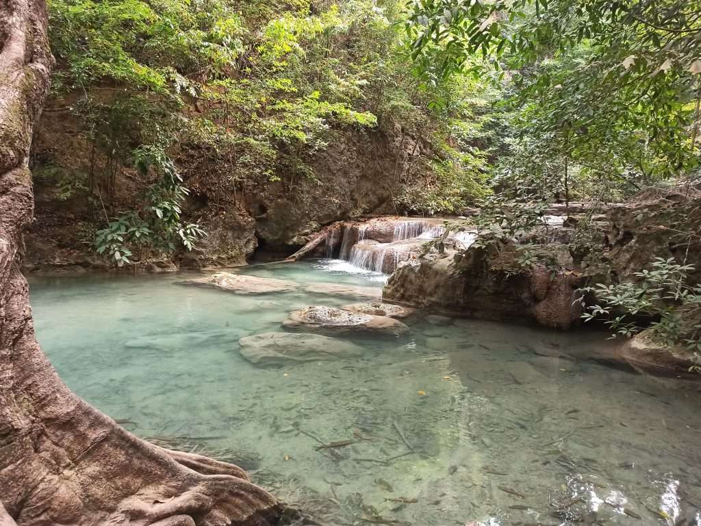 Nước trong vắt ở thác Erawan