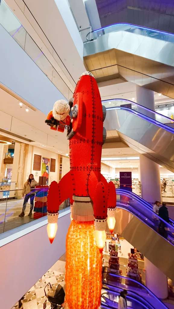 Cận cảnh hình lego Rocket cao hơn 3 tầng