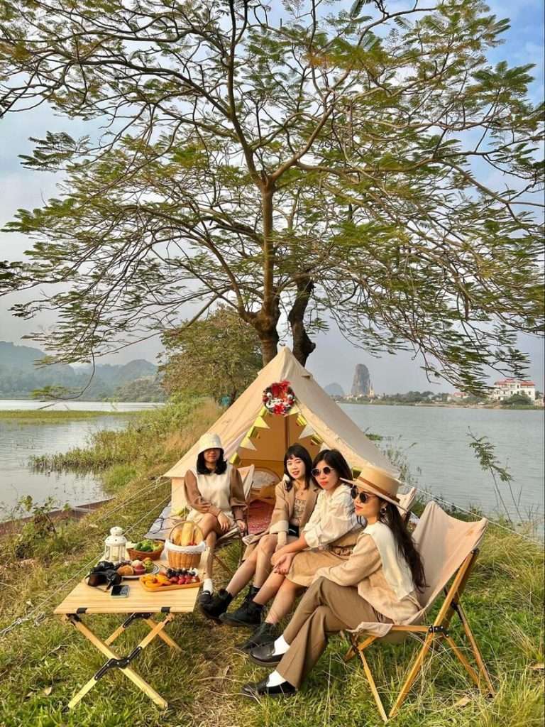Cắm trại qua đêm tại hồ Quan Sơn