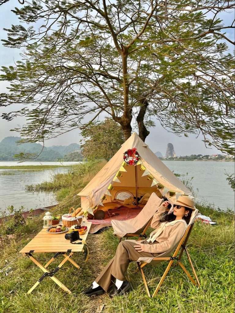 Cắm trại bên bờ hồ