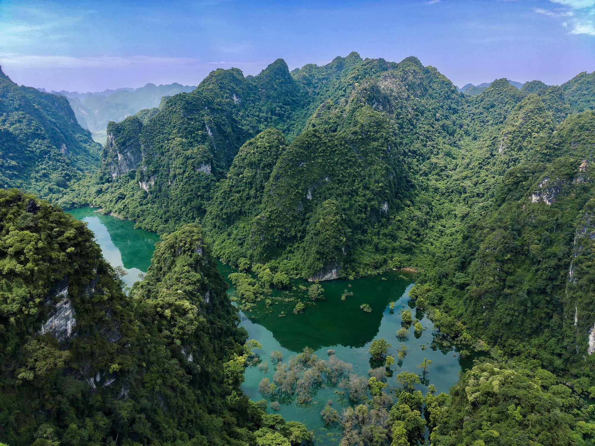 Phát hiện thung lũng hoang sơ cách Hà Nội hơn 100km, du khách ví như "kỳ quan thiên nhiên ẩn trong rừng"- Ảnh 1.
