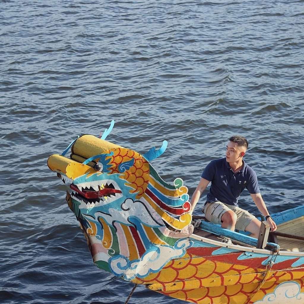Đi thuyền rồng trên sông Hương