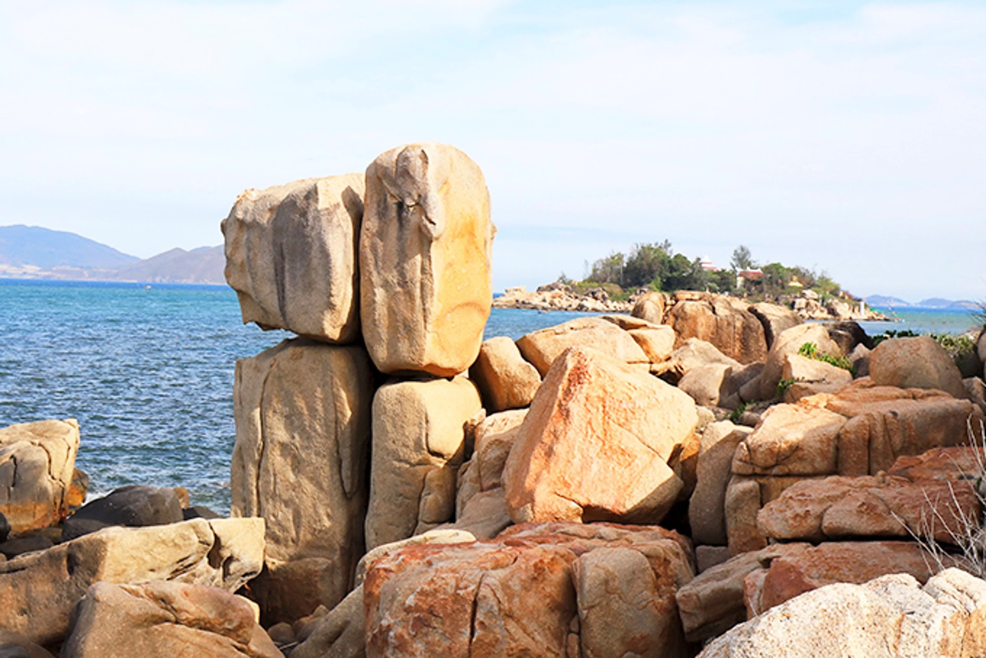 Phát hiện 2 bãi đá có tên gọi "theo cặp" ở Nha Trang, cách trung tâm chỉ 3km: Nhiều chuyện ly kỳ đằng sau- Ảnh 2.