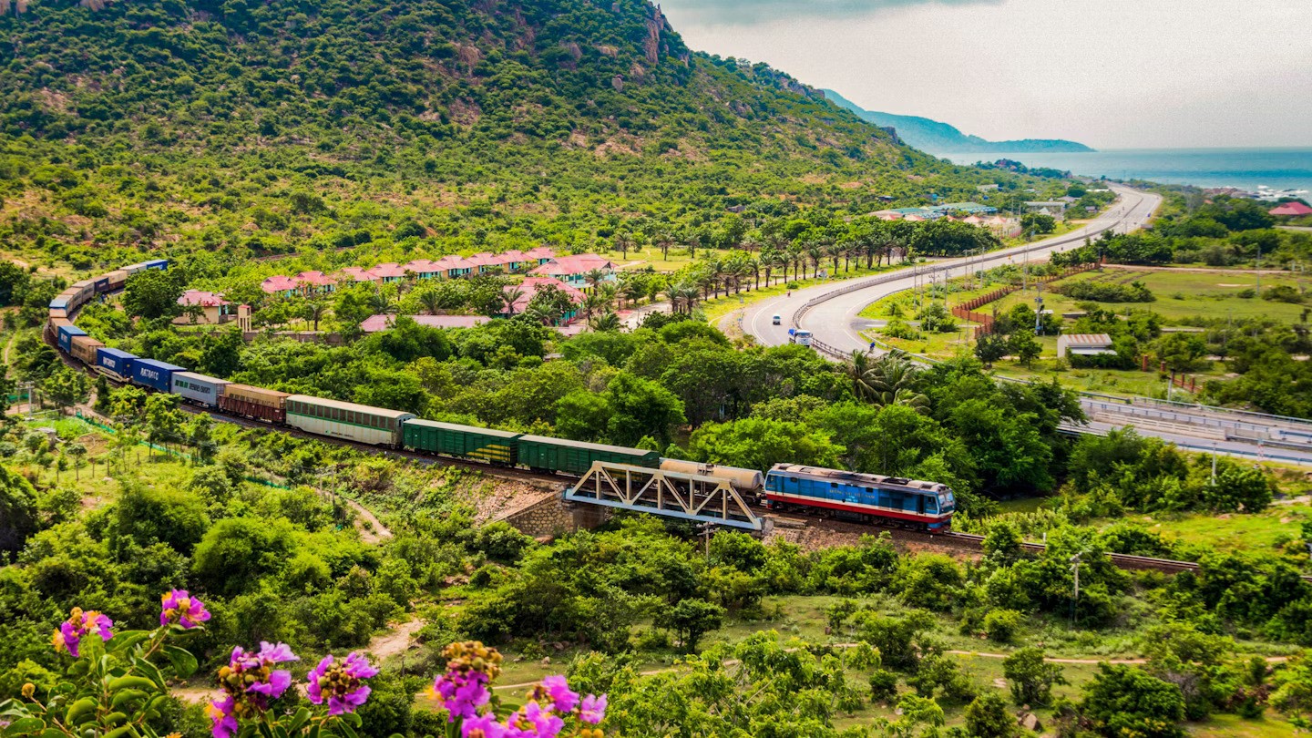 Chuyến tàu "xịn như máy bay" mới nhất ở Việt Nam: Đi 400km, giá vé chỉ từ vài trăm ngàn- Ảnh 1.