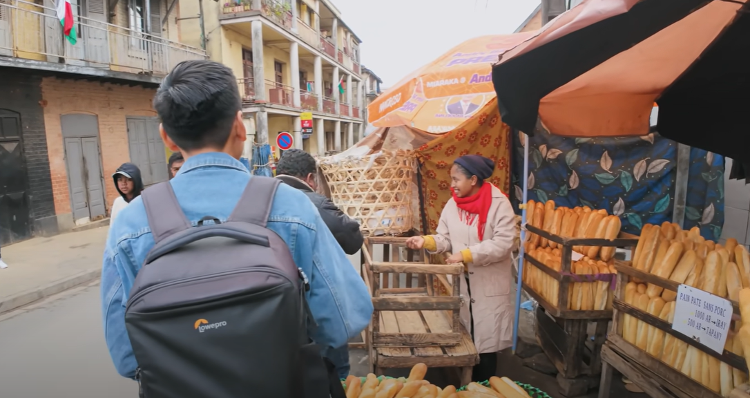 Theo chân Khoai Lang Thang khám phá ẩm thực đường phố nơi Quang Linh Vlogs sinh sống- Ảnh 39.