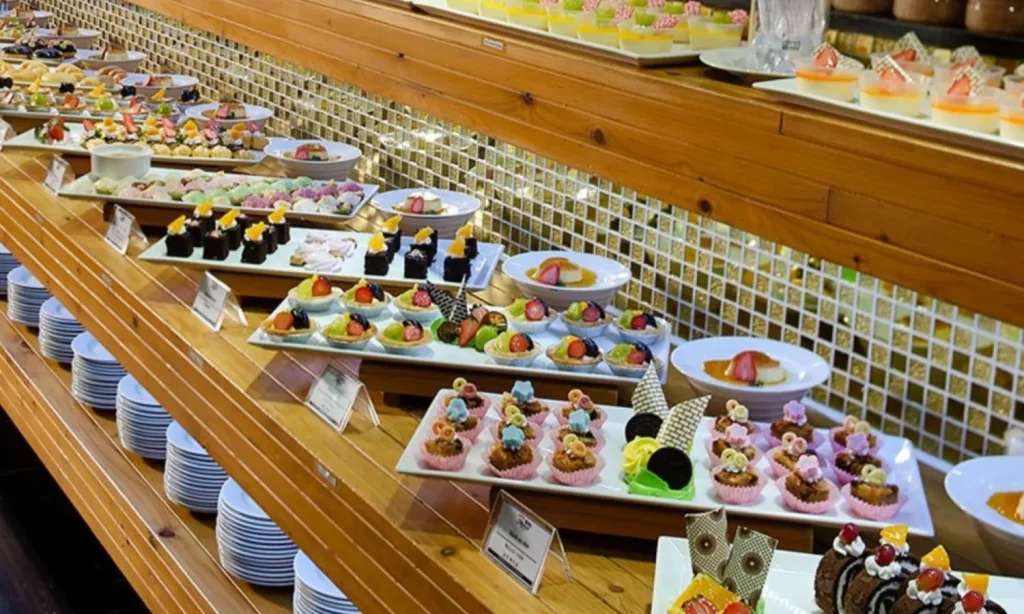 Buffet với đa dạng các món ăn