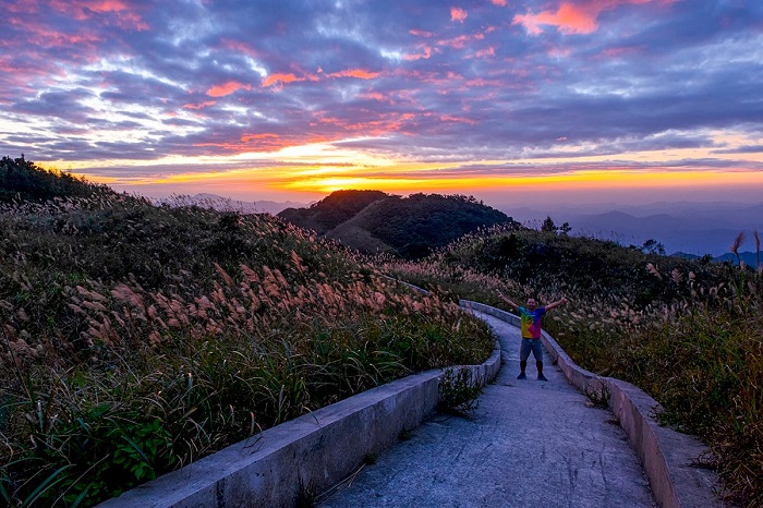 ‘‘Thiên đường hạ giới’’ cách Hà Nội 260km đang hút biển người đến check-in: Du khách leo đồi, dậy từ 3h sáng để ngắm cảnh đẹp mỗi năm một lần- Ảnh 2.