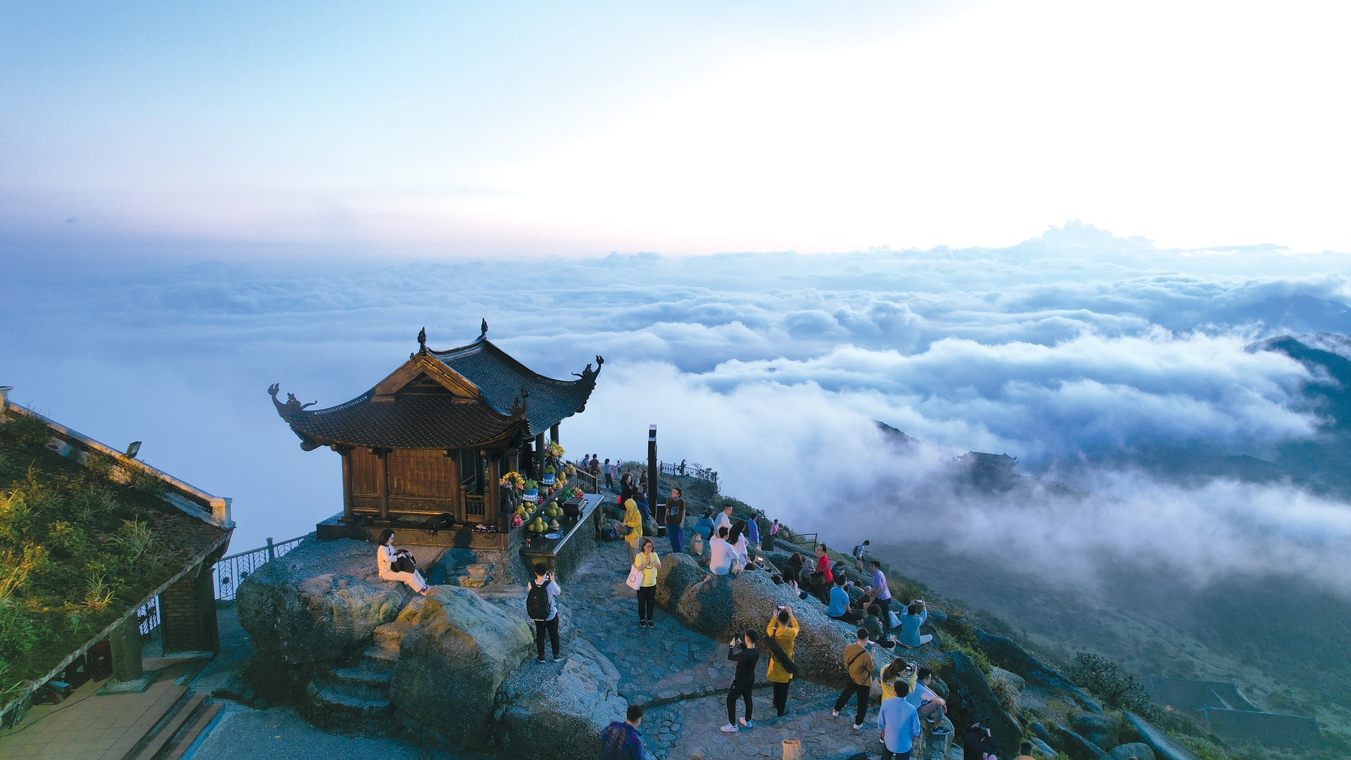 Điểm đến tâm linh tuyệt mỹ cách Hà Nội hơn 100km: Du khách ngắm khung cảnh hùng vĩ, tạm lánh chốn xô bồ nhân gian- Ảnh 2.