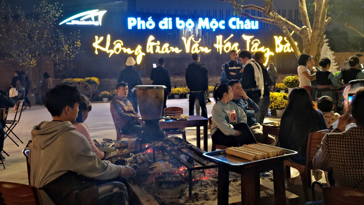 Phố đi bộ thu vé vào 99.000 đồng/người khiến khách chơi đêm ở Mộc Châu sửng sốt!- Ảnh 11.